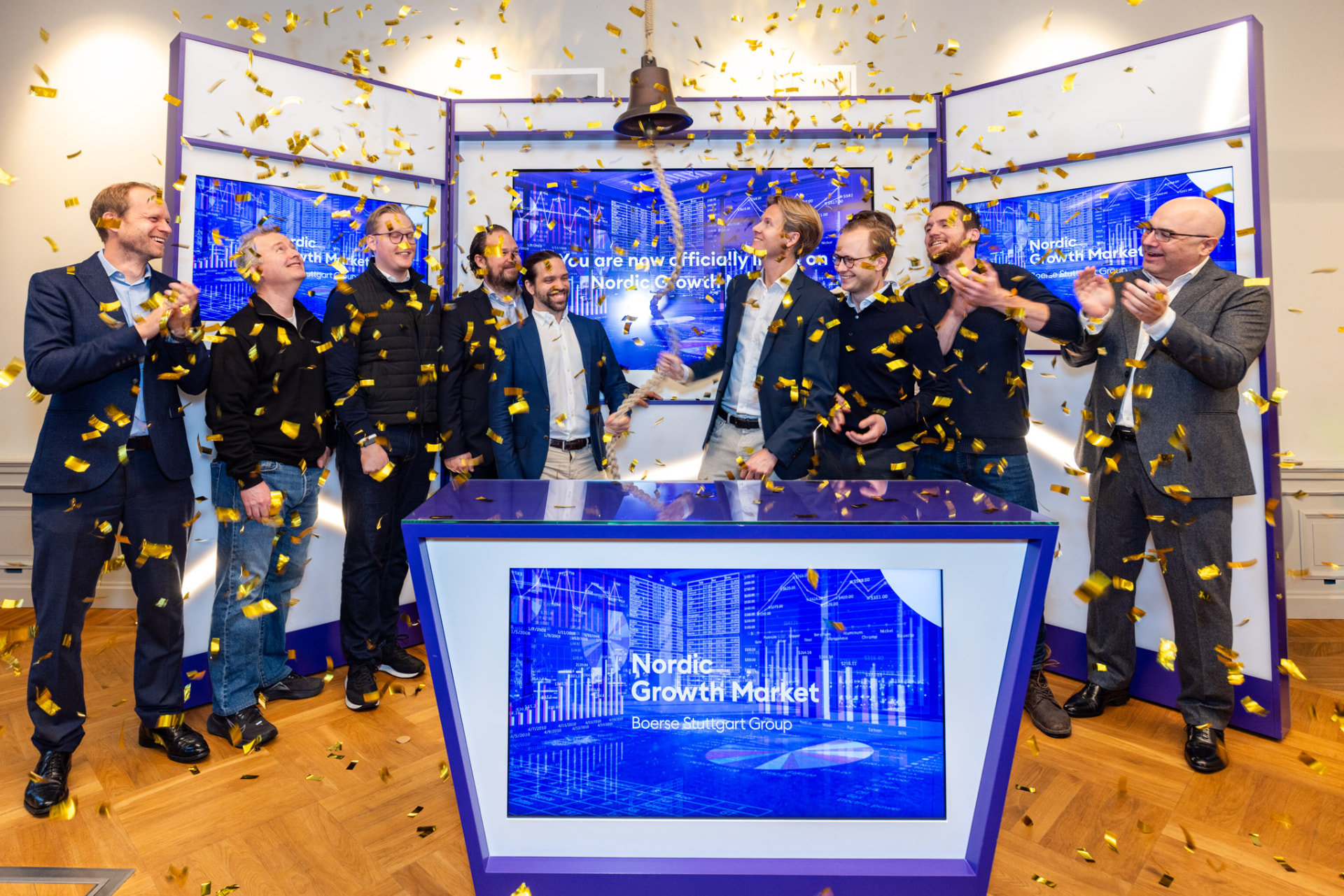 Personer firar Foremont Group AB:s börsnotering på Nordic Growth Market medan konfetti faller